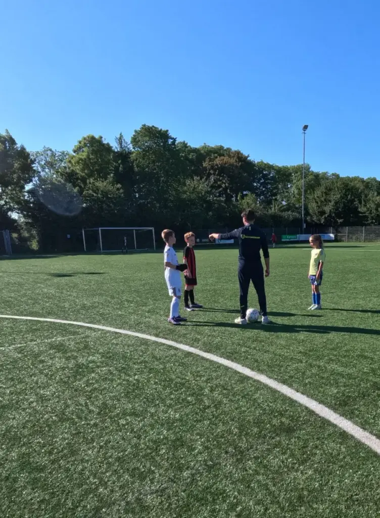 Kinderen aan het trainen bij Soccerdream op een voetbalveld